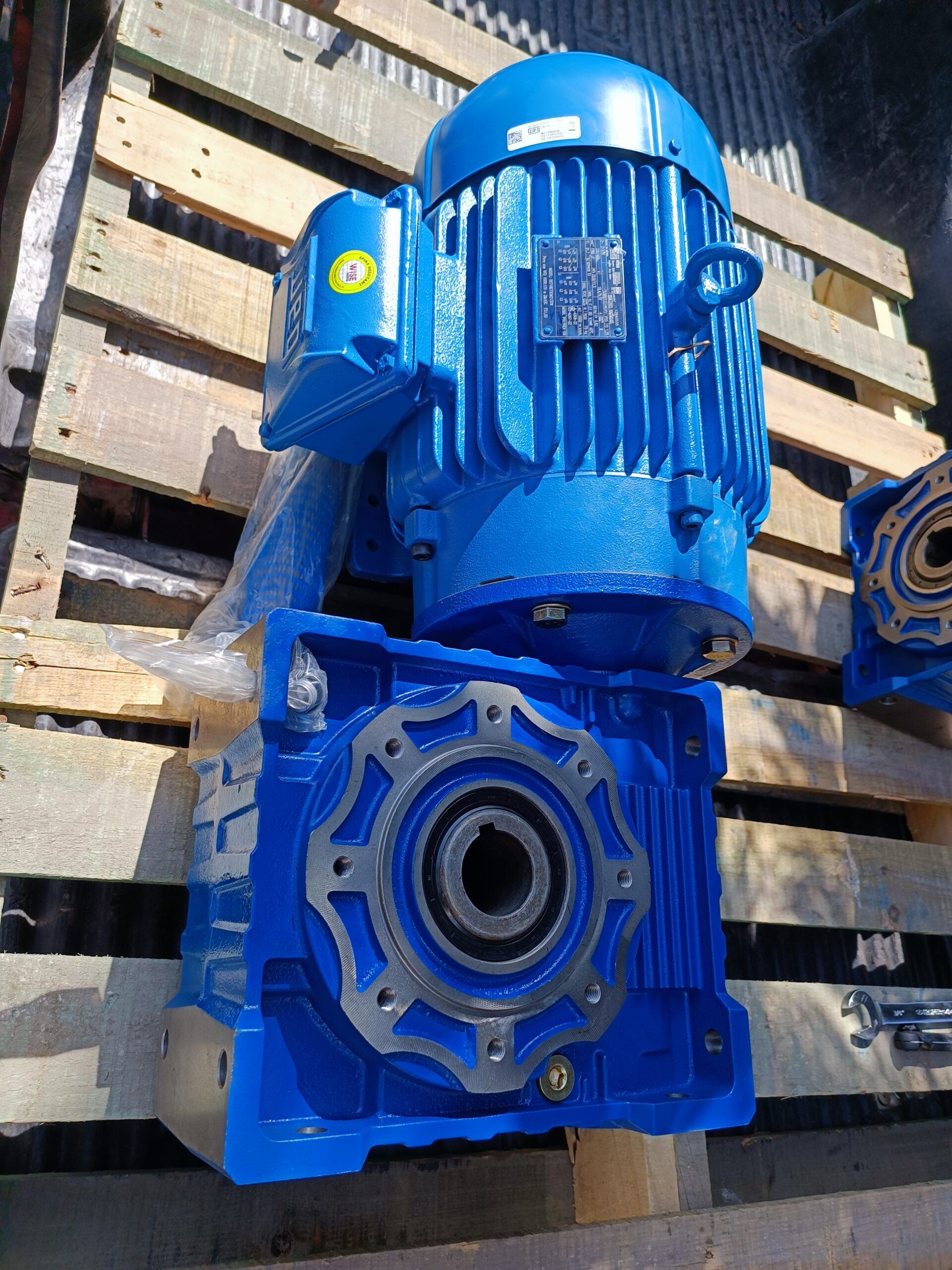 MOTORREDUCTOR CORONA-SINFIN DE 7.5 HP 220/440V - Imagen 3